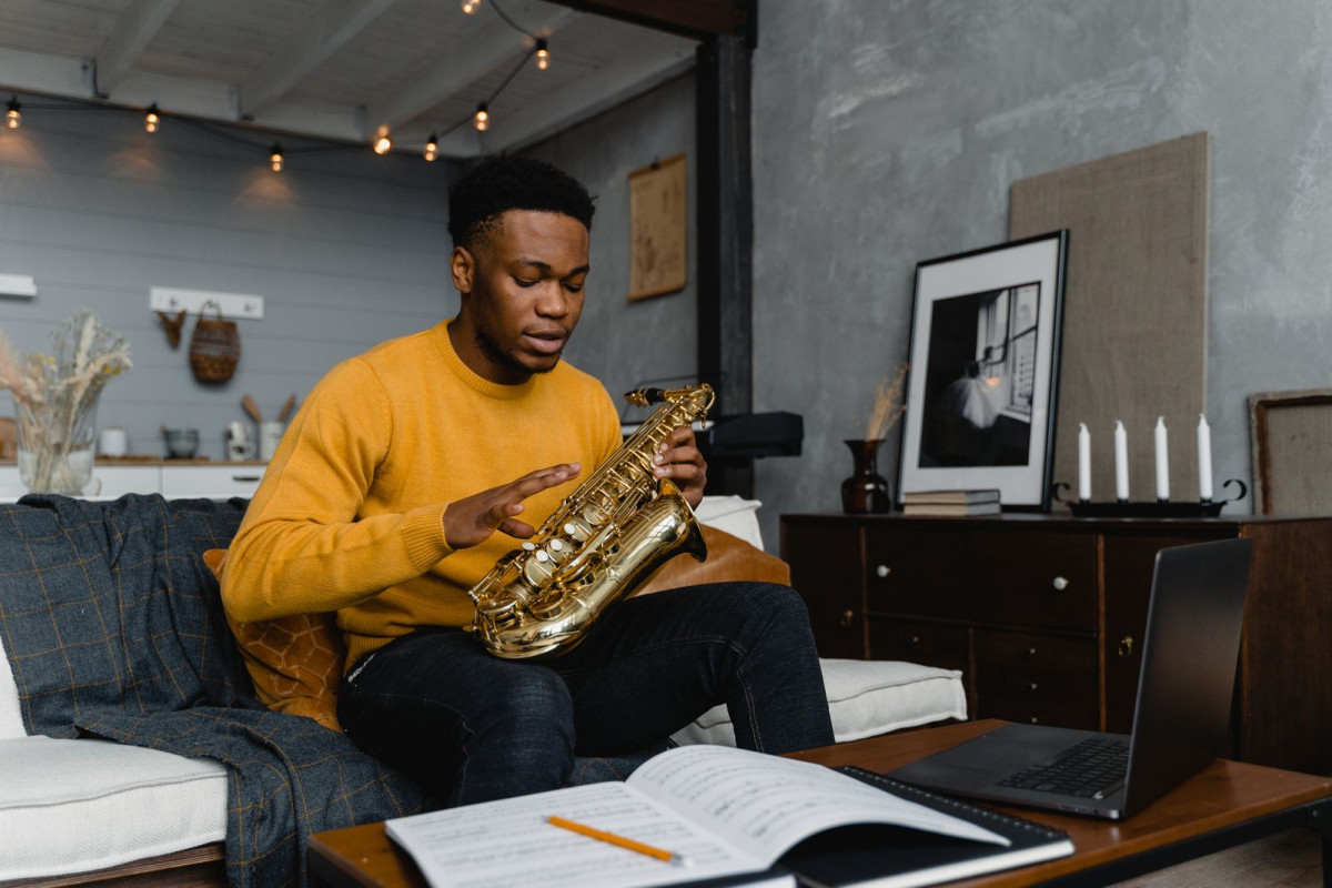 Cómo practicar saxofón en silencio sin molestar a los vecinos