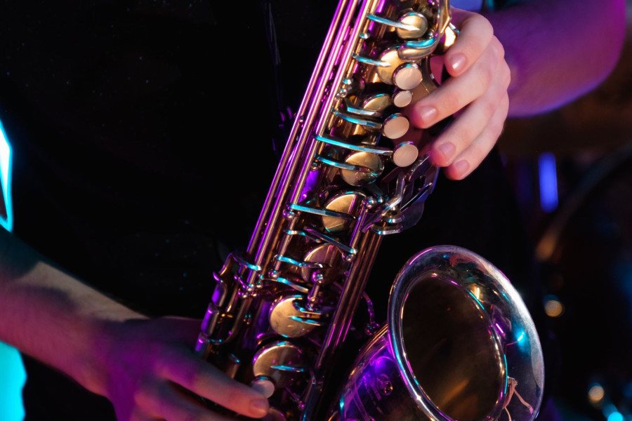 Saxofón electrónico: qué es, cómo funciona y para quién es